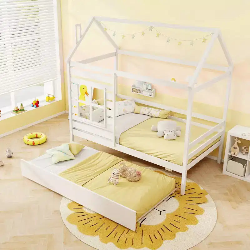Lit cabane simple avec lit gigogne, en bois, avec toit, cheminée et fenêtre